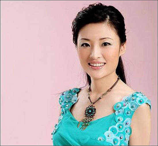央视名嘴周涛 开着跑车的美女主持人