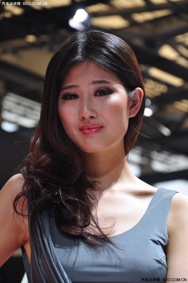 娇嗔美女狂撒娇好车与美女图片